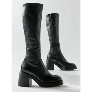 Vagabond women’s knee high boots. Black leather platform chunky heels